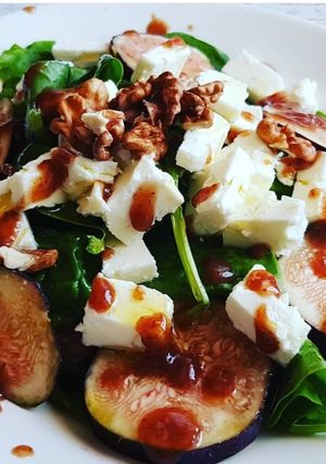 Una foto de Ensalada con higos y queso blanco, espinacas y vinagreta dulce