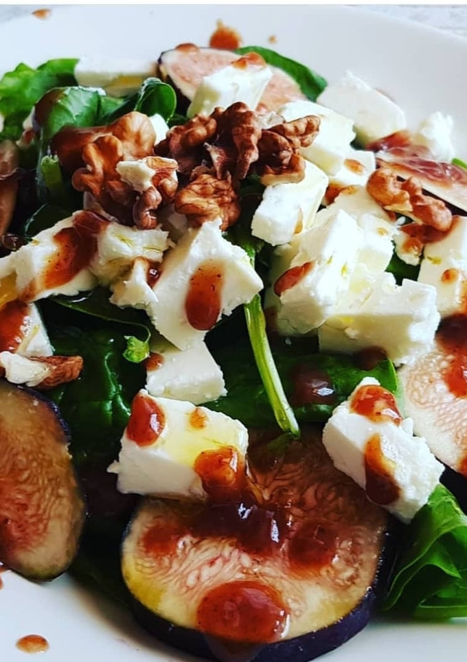 Una foto de Ensalada con higos y queso blanco, espinacas y vinagreta dulce
