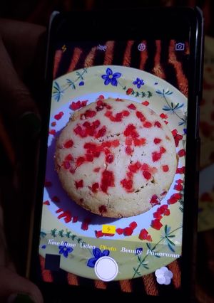 A picture of Semolina cake in cooker.