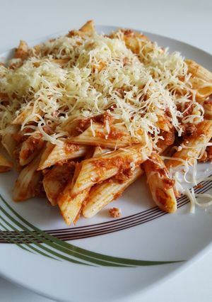 Baconos, paradicsomos penne parmezánnal recept fotója