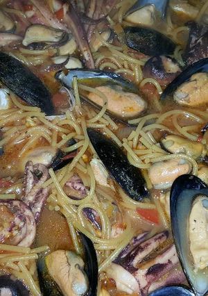 Una foto de Fideuá con mariscos