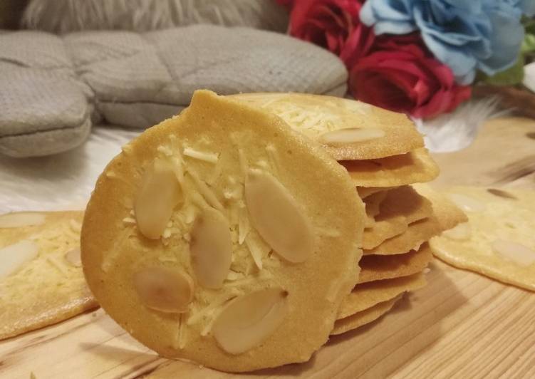Langkah Mudah untuk Menyiapkan Cheese crispy almond cookies, Lezat