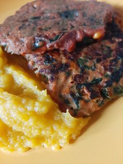 Una foto de Tortilla de vegetales Con puré de zapallo y papas