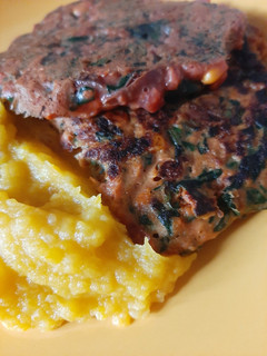 Una foto de Tortilla de vegetales Con puré de zapallo y papas