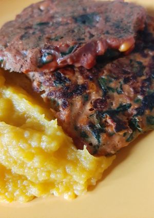 Una foto de Tortilla de vegetales Con puré de zapallo y papas