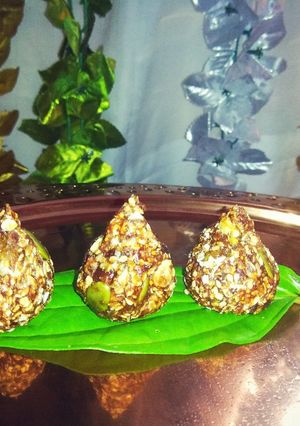 ગ્રેનોલા મોદક રેસીપી મુખ્ય ફોટો