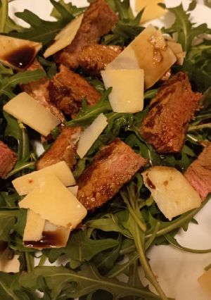 O poză a rețetei Tagliata de vită cu rucola și grana.