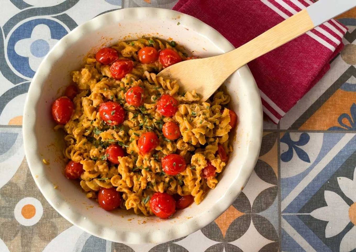 Espirales de garbanzos con hummus y tomate cherry