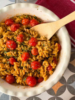 Una foto de Espirales de garbanzos con hummus y tomate cherry