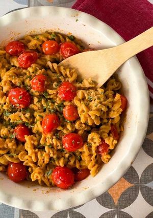 Foto principal de Espirales de garbanzos con hummus y tomate cherry
