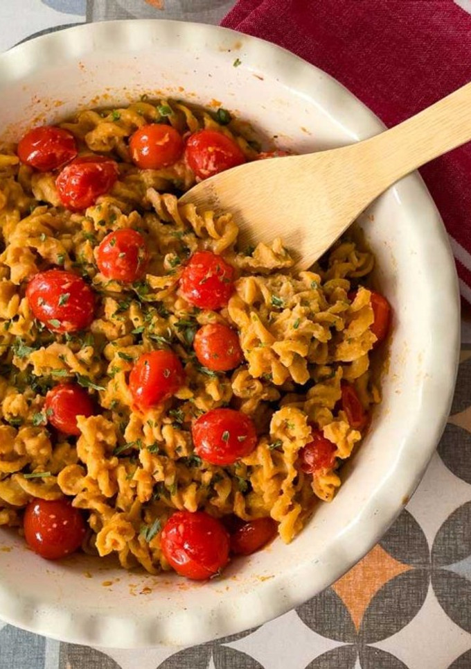 Una foto de Espirales de garbanzos con hummus y tomate cherry