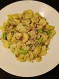 Kartoffelsalat mit Pilzen, grünem Spargel und Speck