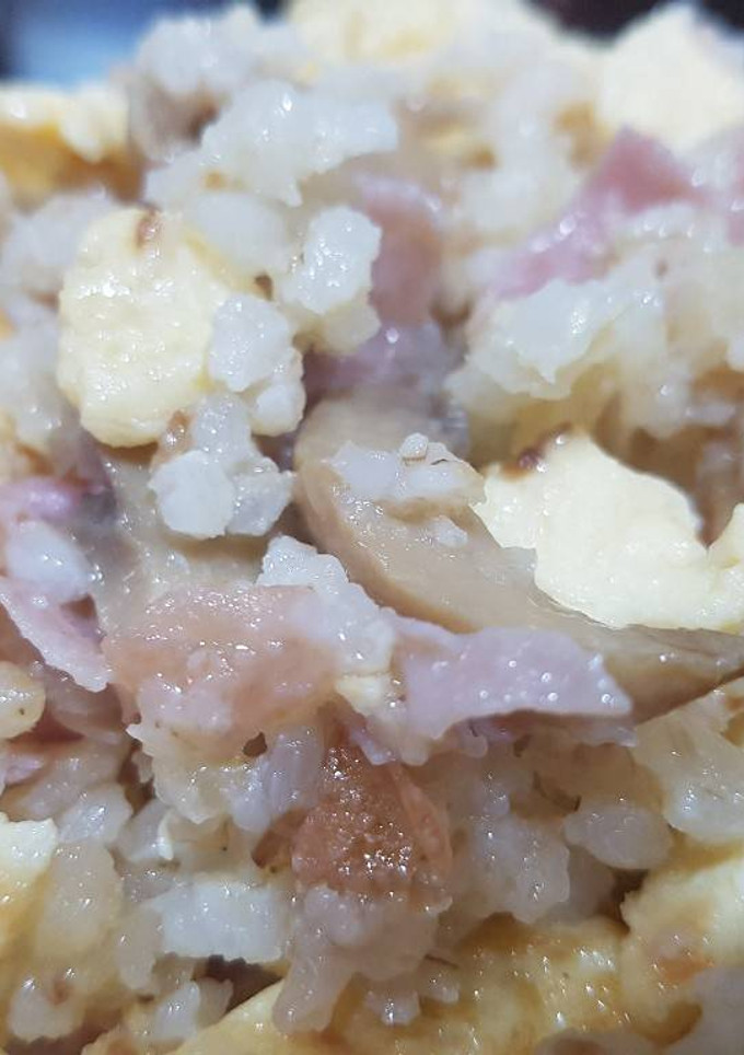 Una foto de Arroz integral con tortilla, jamón cocido y champis😋🍴