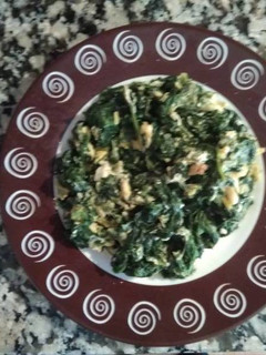 Una foto de Espinacas con huevo y piñones