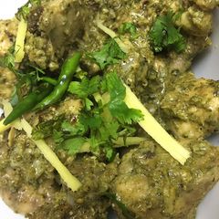 A picture of Green chicken karahi.