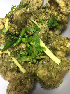 A picture of Green chicken karahi.