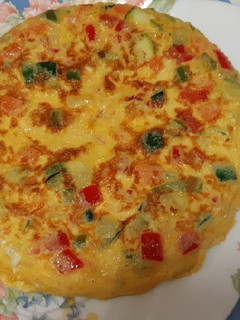 Una foto de Tortilla de pimientos, calabacín y zanahoria