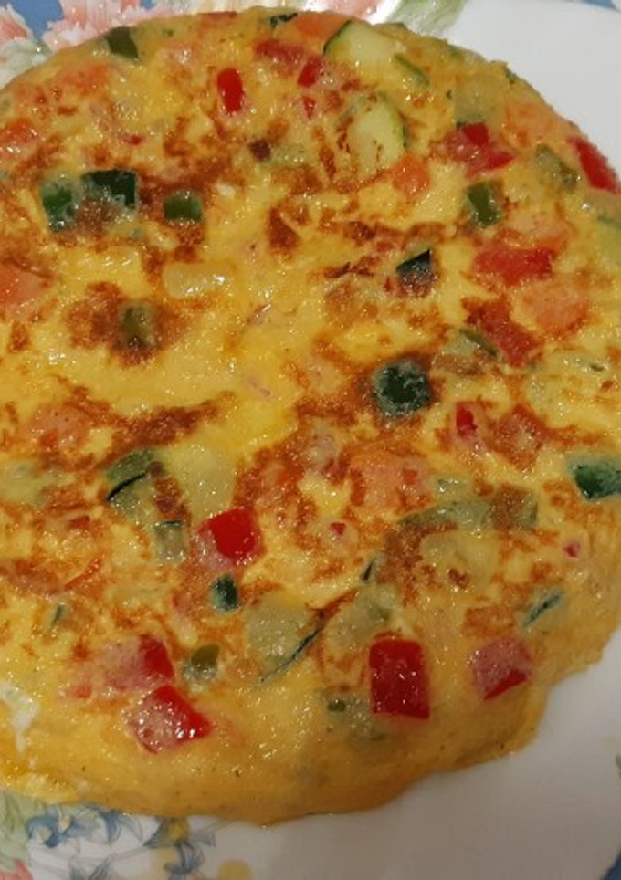 Una foto de Tortilla de pimientos, calabacín y zanahoria