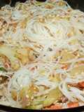 Fideos de arroz con chapsui de verduras