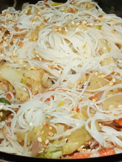 Una foto de Fideos de arroz con chapsui de verduras