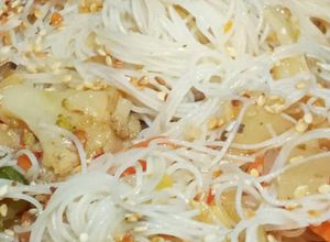 Una foto de Fideos de arroz con chapsui de verduras