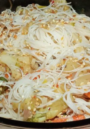 Una foto de Fideos de arroz con chapsui de verduras