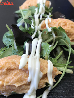 Una foto de Pastel de cabracho con ensalada y mayonesa