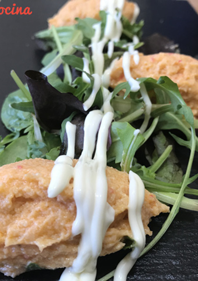 Una foto de Pastel de cabracho con ensalada y mayonesa