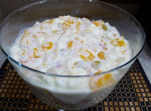 Una foto de Ensalada de frutas con Coco y marshmallows