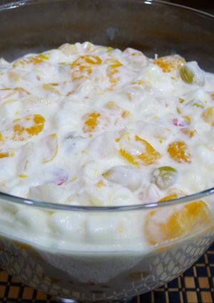 Una foto de Ensalada de frutas con Coco y marshmallows