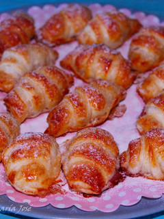 Una foto de Mini croissants rellenos de nocilla y mermelada