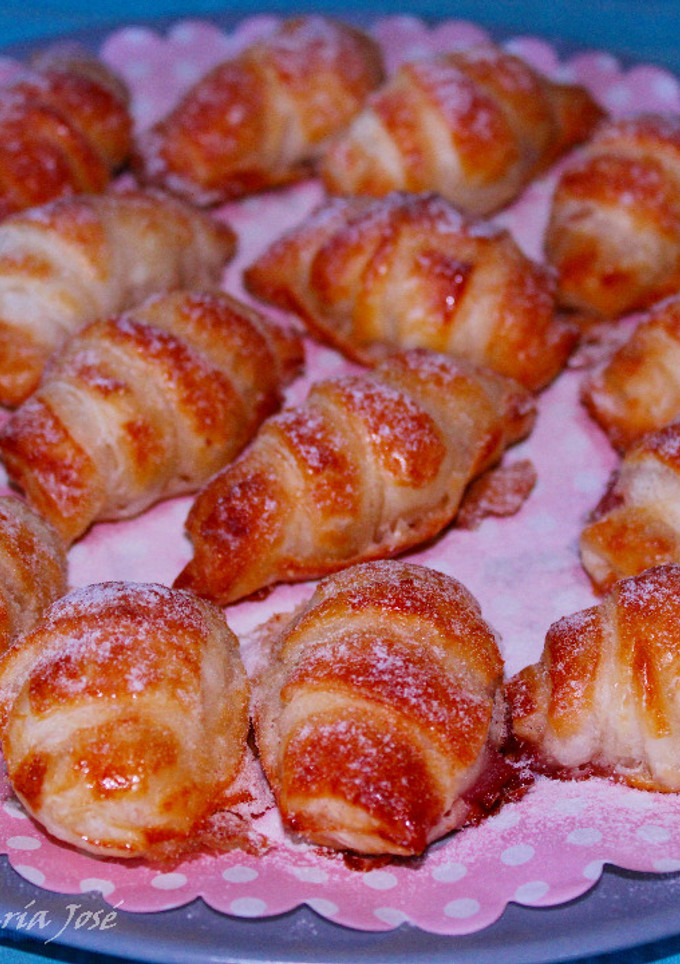Una foto de Mini croissants rellenos de nocilla y mermelada