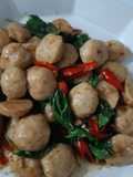 "ลูกชิ้นหมูผัดกะเพรา" Stir Fried Pork Ball with Basil 🐷🌿🌶