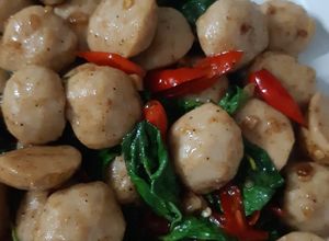 รูปของ "ลูกชิ้นหมูผัดกะเพรา" Stir Fried Pork Ball with Basil 🐷🌿🌶