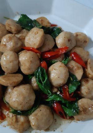 รูปของ "ลูกชิ้นหมูผัดกะเพรา" Stir Fried Pork Ball with Basil 🐷🌿🌶