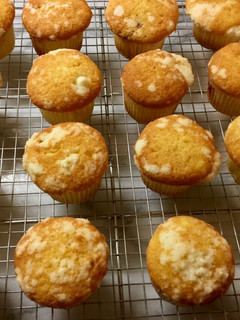 Foto di Mini Muffin con crumble e confettura di fragole