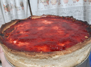Una foto de Cheesecake de yogurt natural y frutilla o fresa