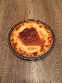 Una foto de Tatin de queso de cabra con cebolla caramelizada