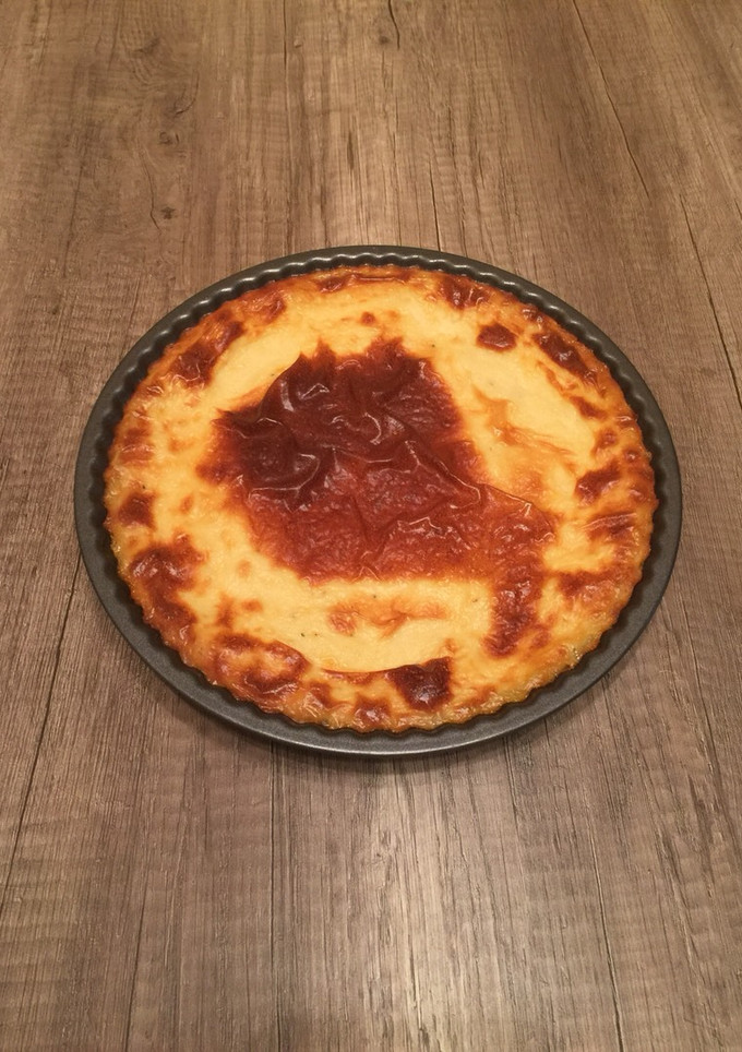 Una foto de Tatin de queso de cabra con cebolla caramelizada