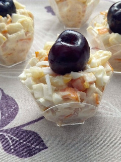 Una foto de Aperitivo de surimi y piña
