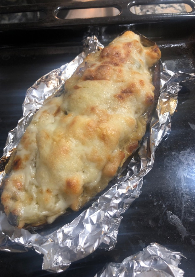 Una foto de Berenjena rellena de pollo
