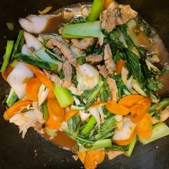 A picture of Stir fry pork with chilli & basil.