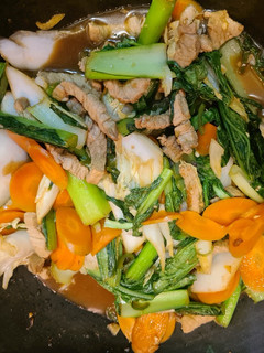 A picture of Stir fry pork with chilli & basil.