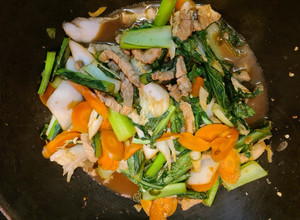 A picture of Stir fry pork with chilli & basil.