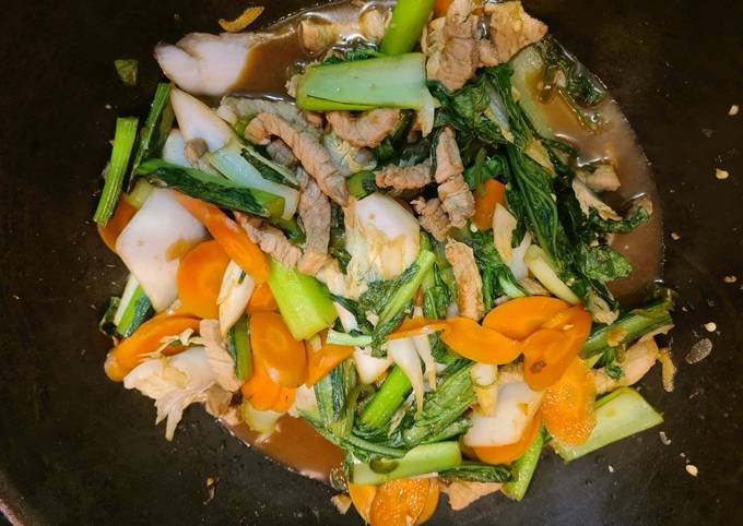 Stir fry pork with chilli & basil