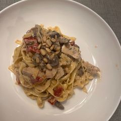 A picture of Gorgonzola Pine Nut Pasta w Chicken & Sundried Tomatoes & Mushrooms.