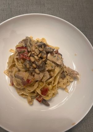 A picture of Gorgonzola Pine Nut Pasta w Chicken & Sundried Tomatoes & Mushrooms.