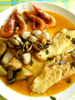Una foto de Merluza al ajillo con alcachofas, gambas y almejas