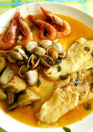 Foto principal de Merluza al ajillo con alcachofas, gambas y almejas