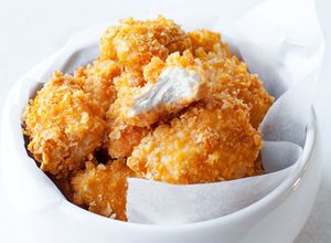 Zdjęcie przepisu Pieczone nuggetsy z kurczaka w płatkach kukurydzianych.